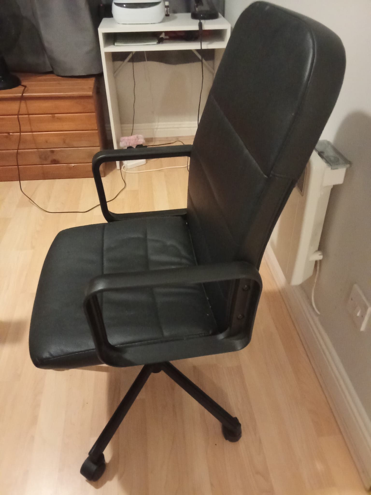 Cadeira de escritório IKEA preta — giratória — usada — foto 1