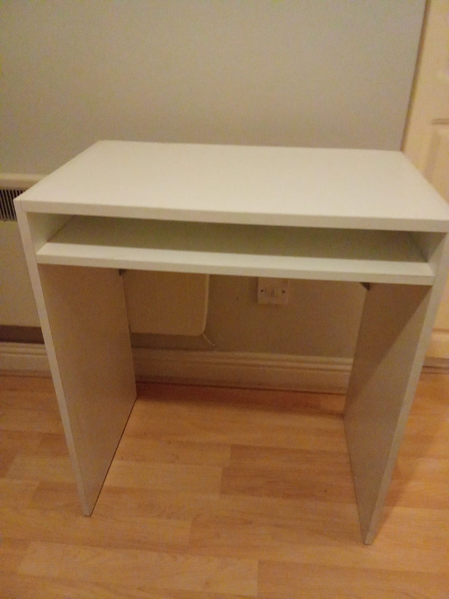 Mesa IKEA MICKE branca — usada — compacta — foto 1
